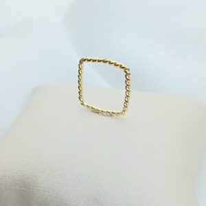 Anel Quadrado Torcido Banho de Ouro 18k