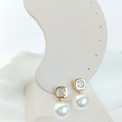 Brinco Pequeno com Pérola e Pedra de Zircônias B.Ouro