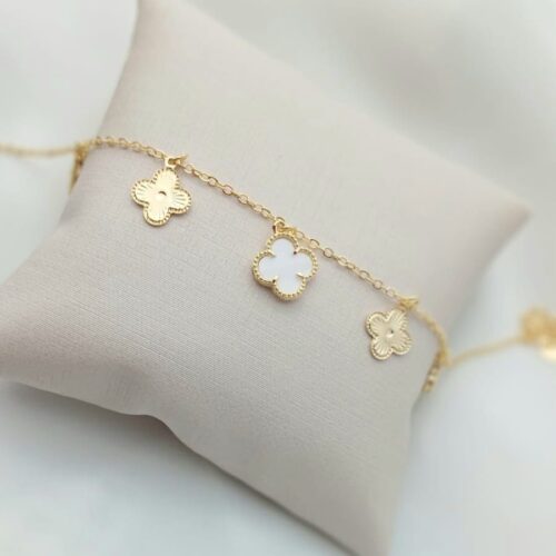 Pulseira Trevo pingente Madre Perola/ e Trevo no B.ouro .