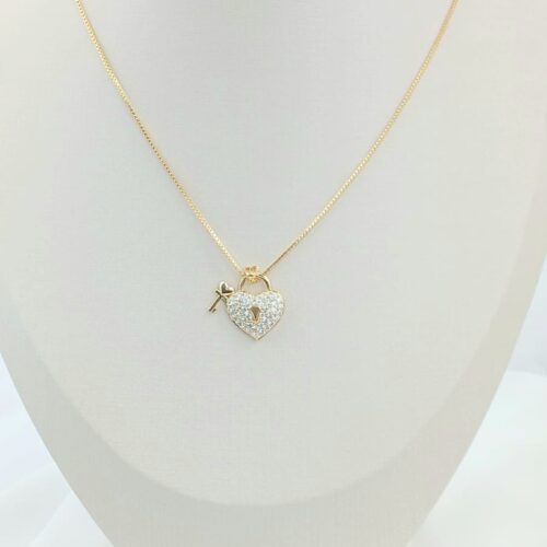 Colar com Pingente Coração e Chave com Pedras de Zircônias