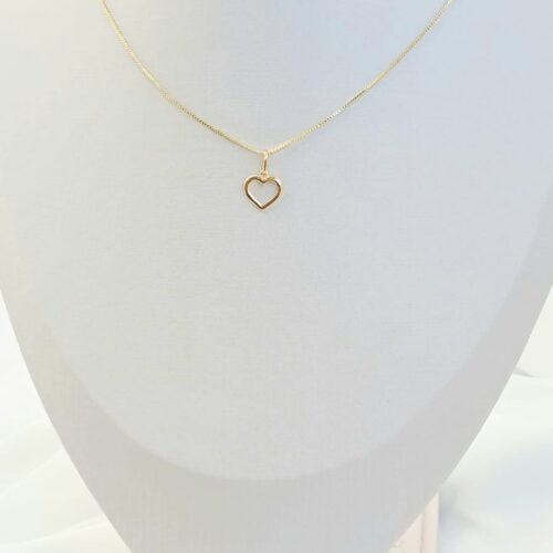 Colar Pingente Coração Pequeno Vazado no Banho de Ouro 18K