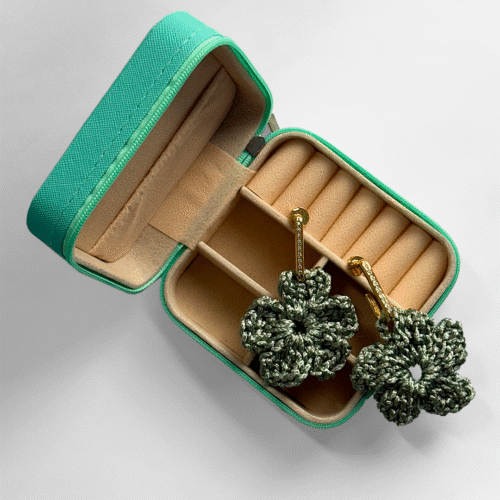 Brinco Retangular com Flor de Crochê