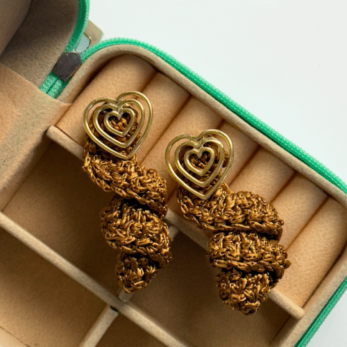 Brinco Coração Vazado com Espiral de Crochê