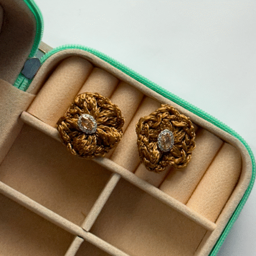 Brinco Oval com Zircônia e Crochê