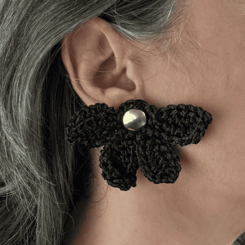 Brinco Botão Flor de Crochê Preto