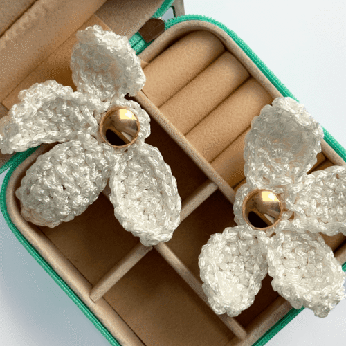 Brinco Botão Flor de Crochê Branco