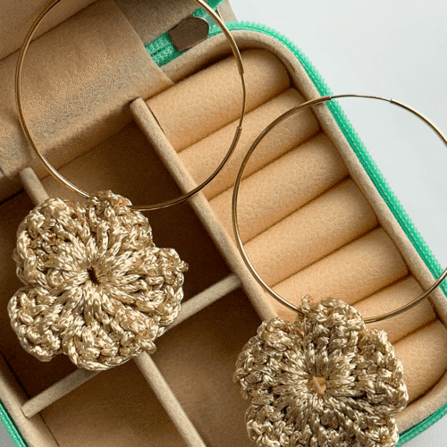 Brinco Argola com Flor de Crochê