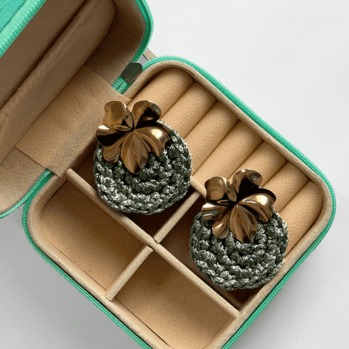 Brinco Flor Martelada com Círculo de Crochê